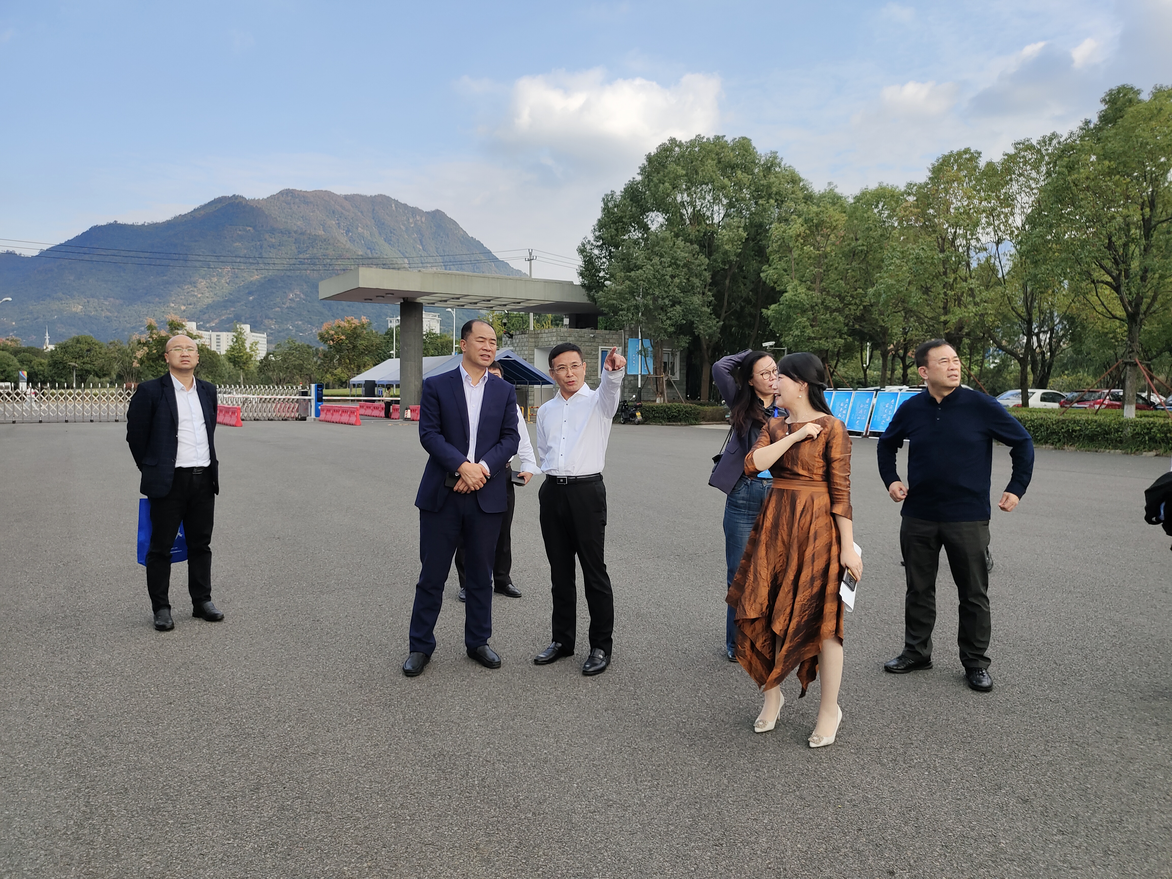 温州职业技术学院党委书记王靖高向校长曹炳志一行介绍校园建设情况