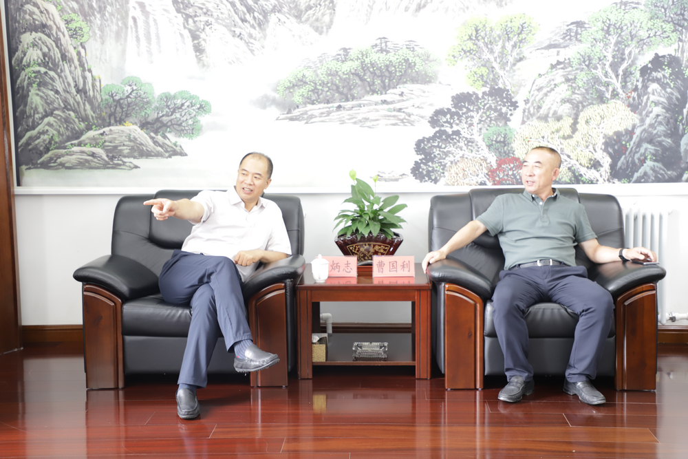 曹炳志校长与长春市轨道交通集团有限公司曹国利董事长亲切交流