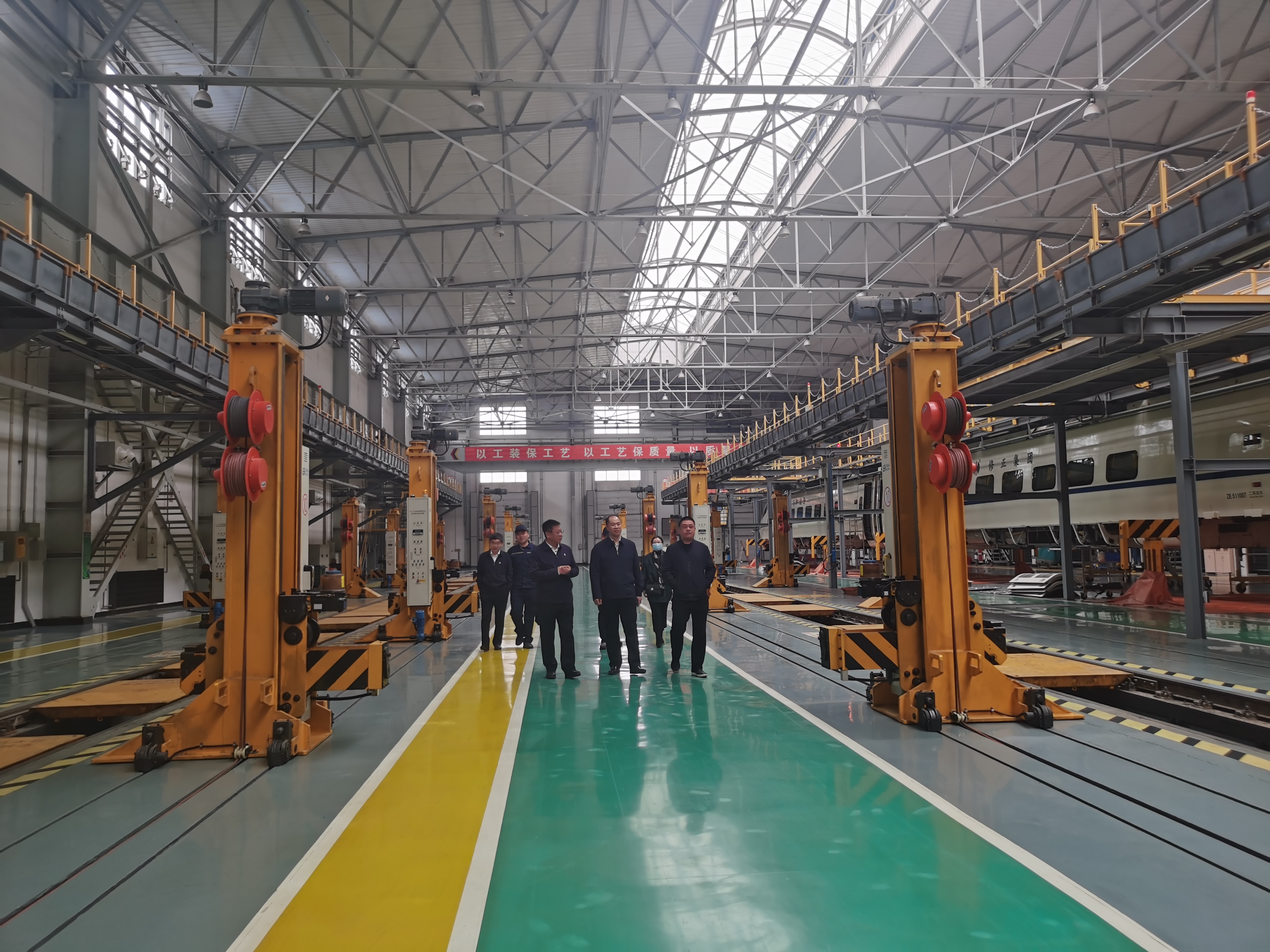 参观机车和车辆项目部轮对生产线