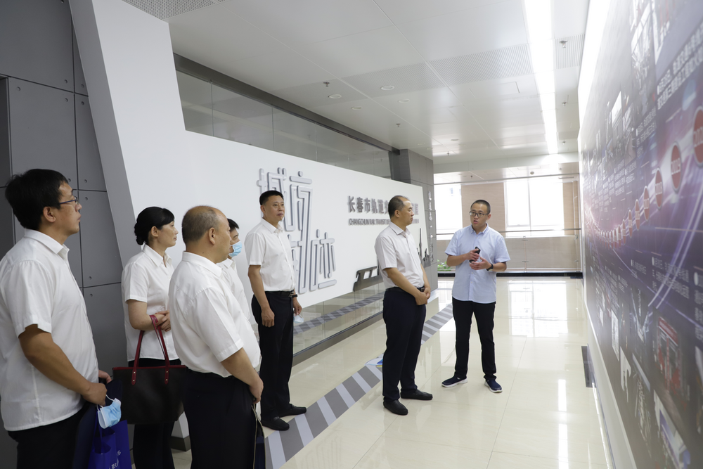 学校优秀毕业生长春轨道集团有限公司董事会秘书苗壮介绍长春轨道集团有限公司的发展奋斗史