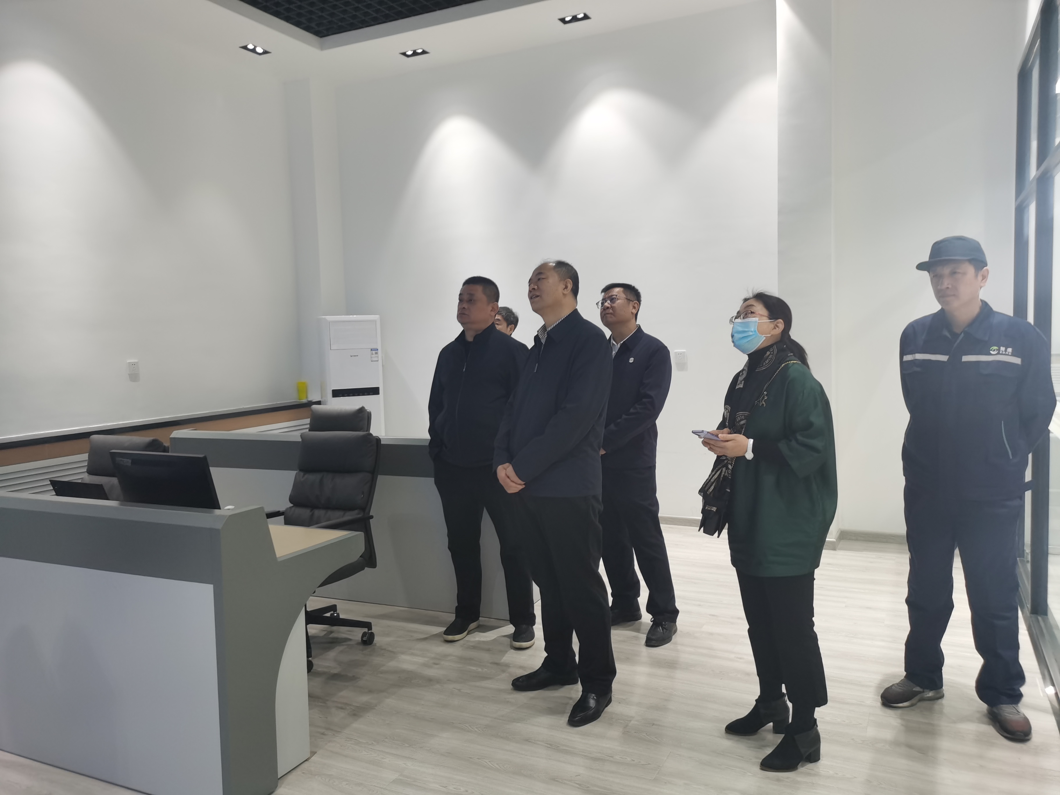 观摩智盛公司的生产指挥中心