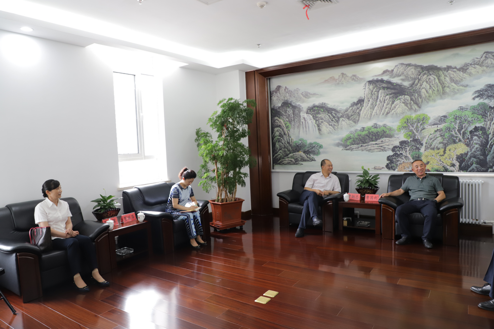 张辉副校长与长春市轨道交通集团有限公司人力资源部部长贺丽萍参加座谈会