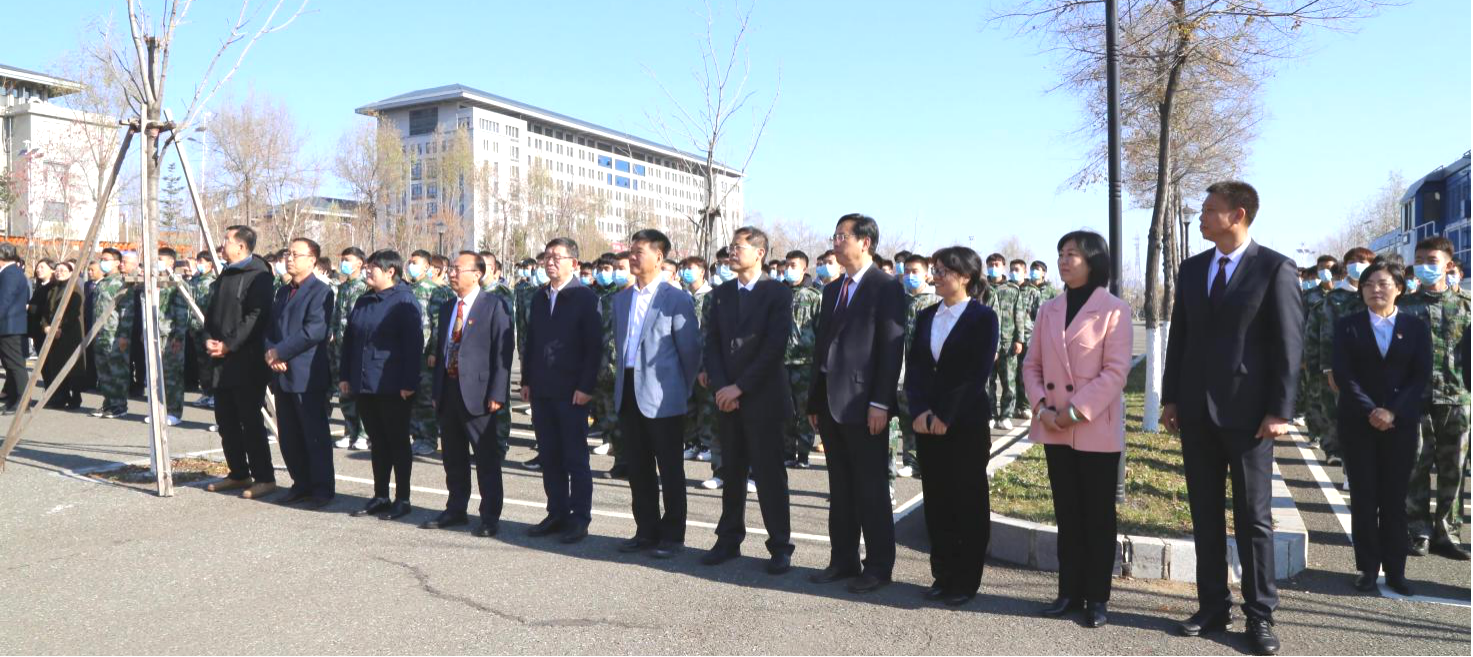 专家组领导、学校领导及有关部门负责人、东北亚高铁学院师生代表参加落成仪式