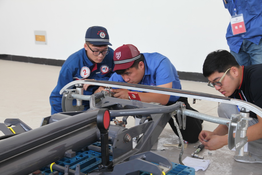 更换380动车组受电弓碳滑板作业