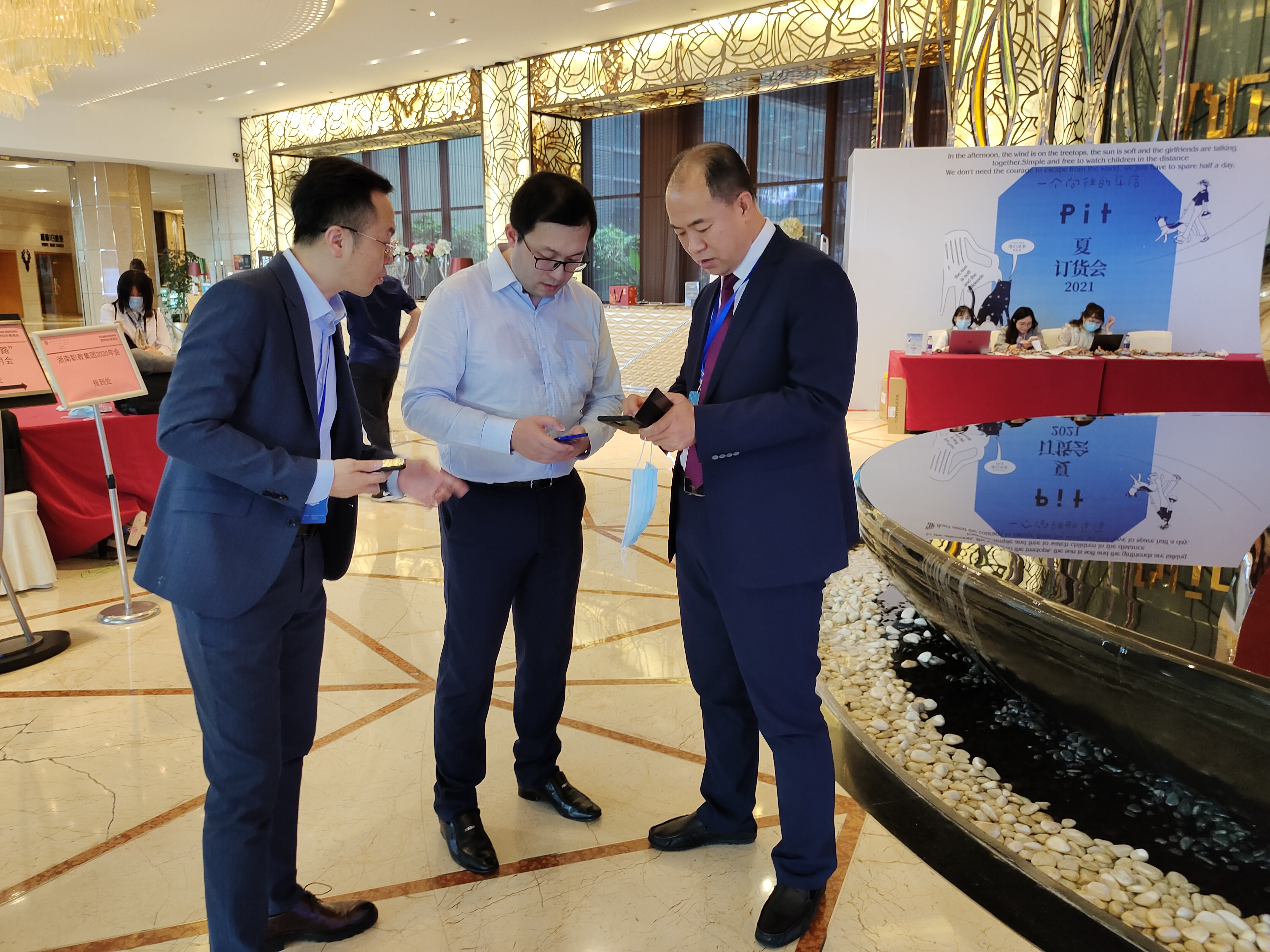 校长曹炳志向丝路国际产能合作促进中心阳光副主任介绍学校情况