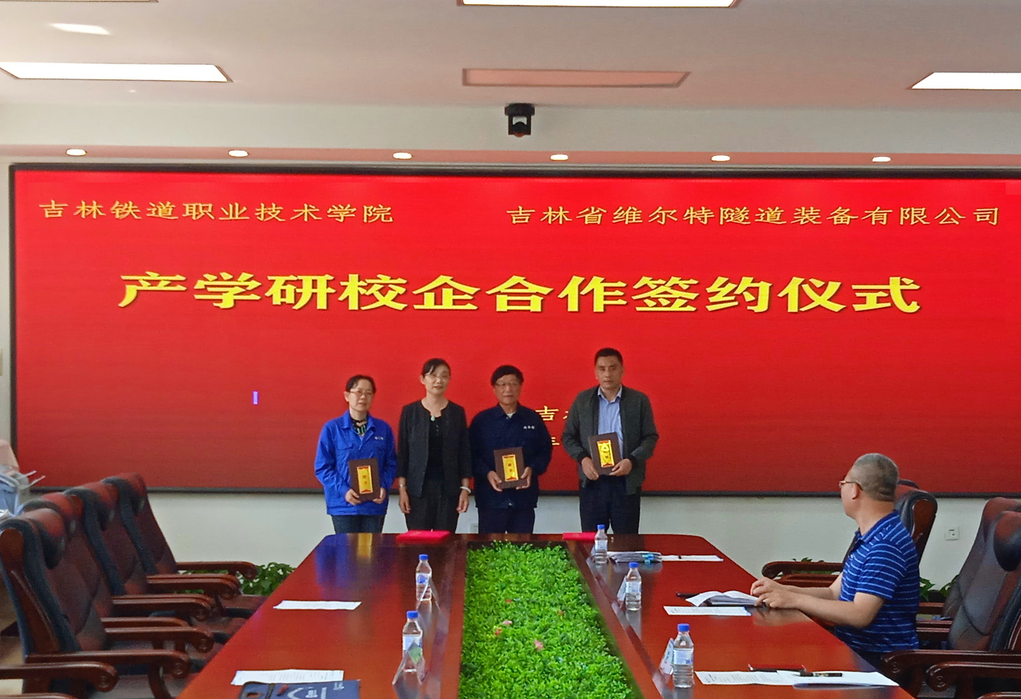 张辉代表学校向华长江、于永生、张爱武发放了客座教授聘书