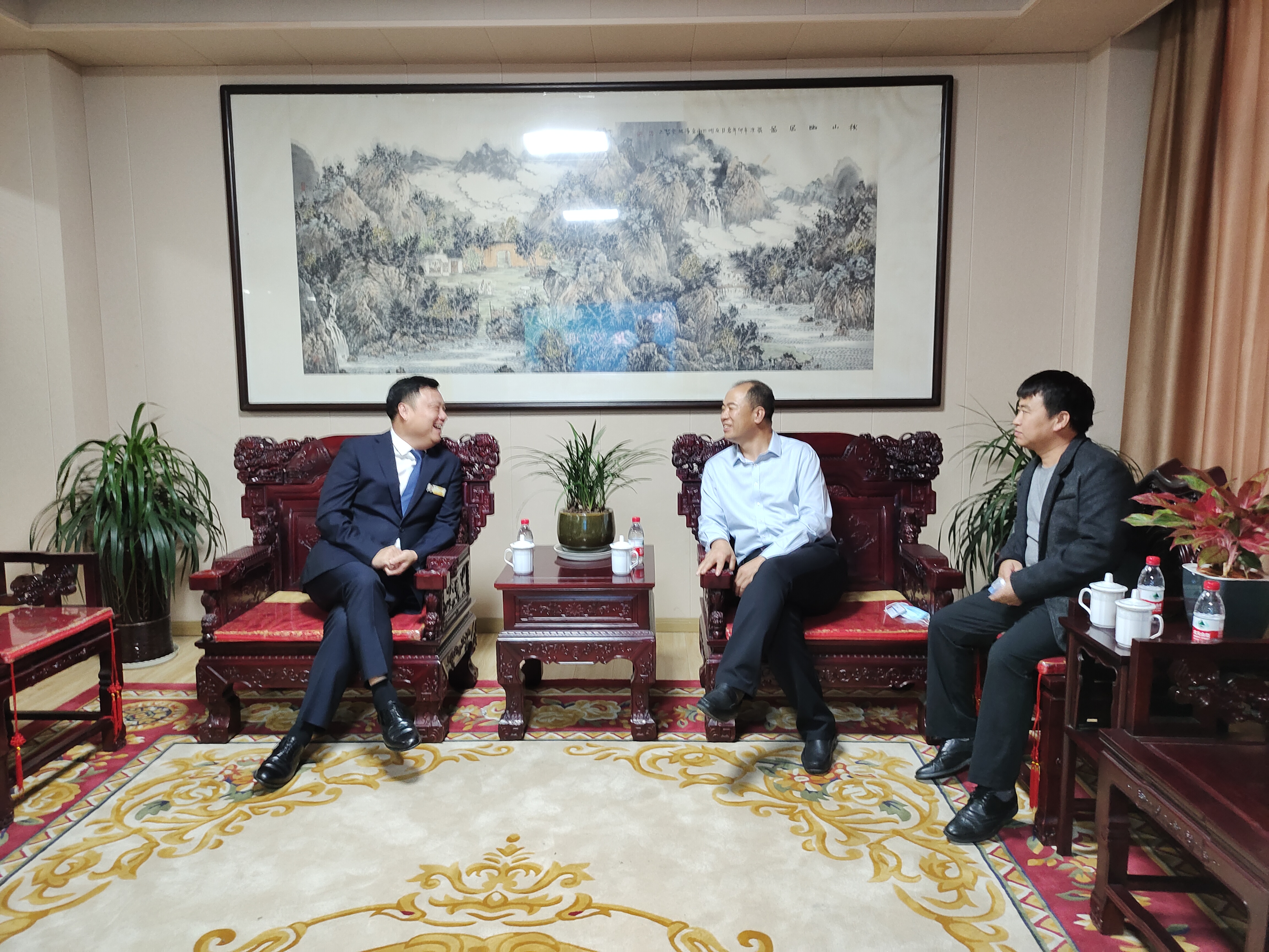 校长曹炳志与亚龙智能装备集团股份有限公司总经理陈传周亲切交谈