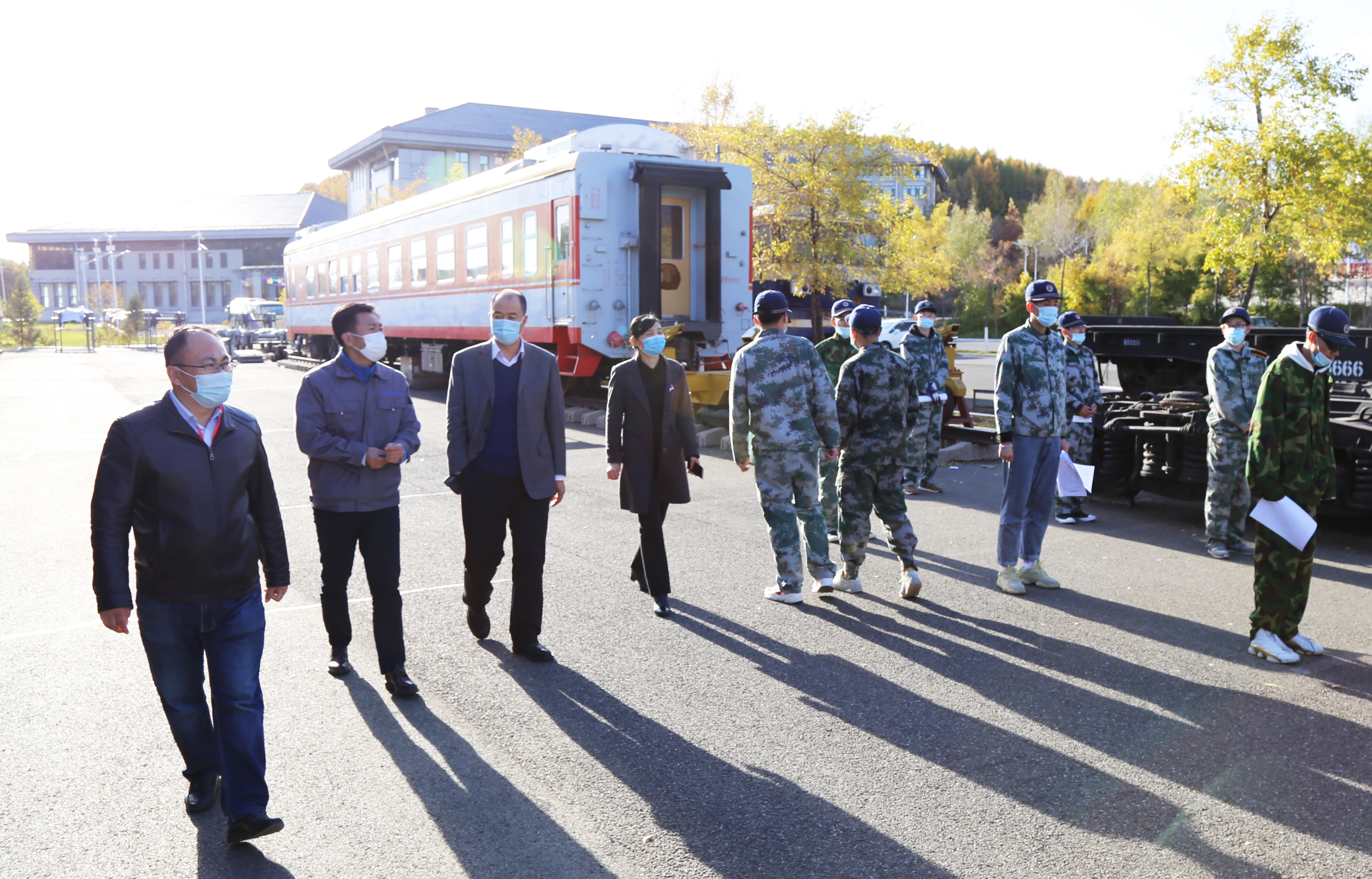 学校领导查看考试现场