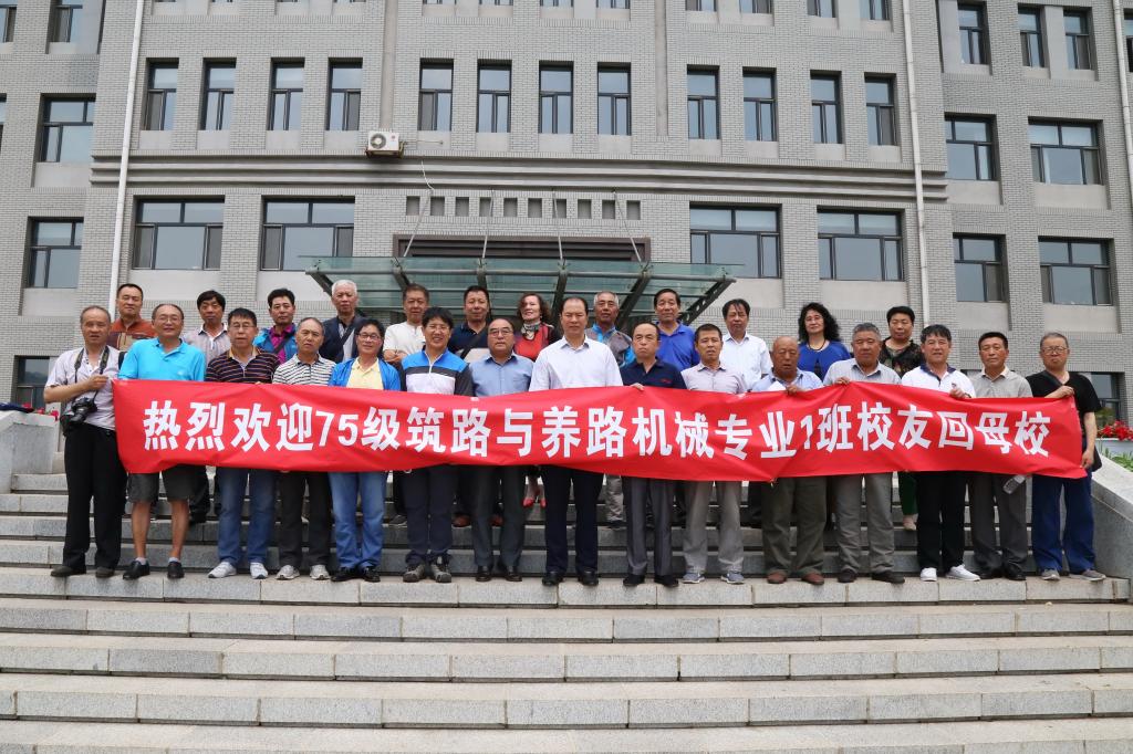 在办公楼前合影留念